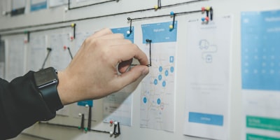 校园剧《代码青春》海报，一群学生在电脑前协作编程