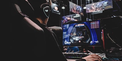 体育真人秀《极限体能王》海报，选手在障碍赛中拼搏