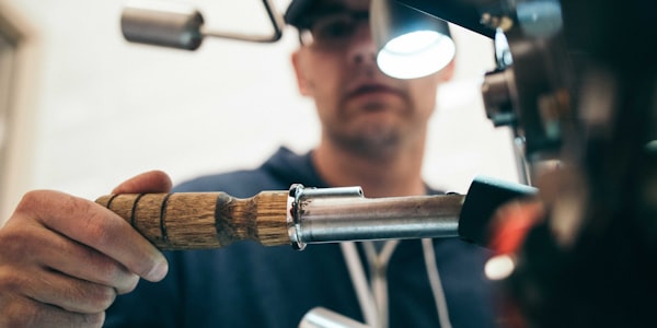 编辑精选大片《数字革命》横版海报，展现科技与艺术的融合