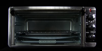 短剧《一分钟创意》海报，快速切换的创意镜头集合